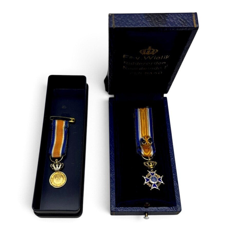 Twee zilveren onderscheidingen, orde van Oranje Nassau, Ophalen of Verzenden, Zilver, Nederland