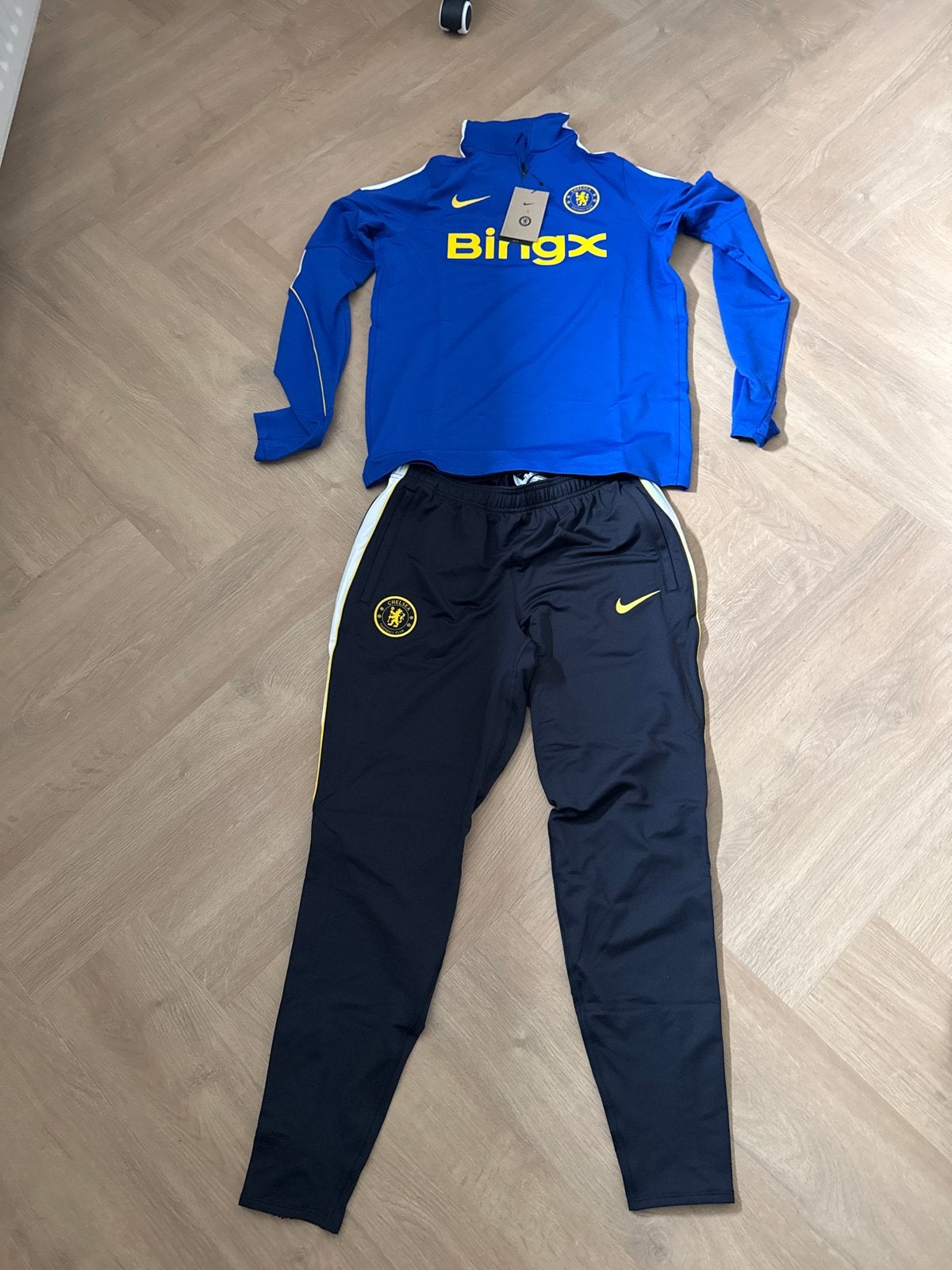 Nieuw! Origineel Chelsea trainingspak (Nike) maat M, Maat M, Ophalen of Verzenden, Nieuw, Trainingspak