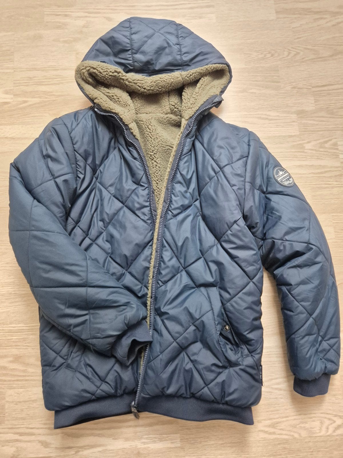 Winterjas 158 164 We fashion  donkerblauw met groene teddy, Ophalen of Verzenden, Zo goed als nieuw, Jas, Jongen