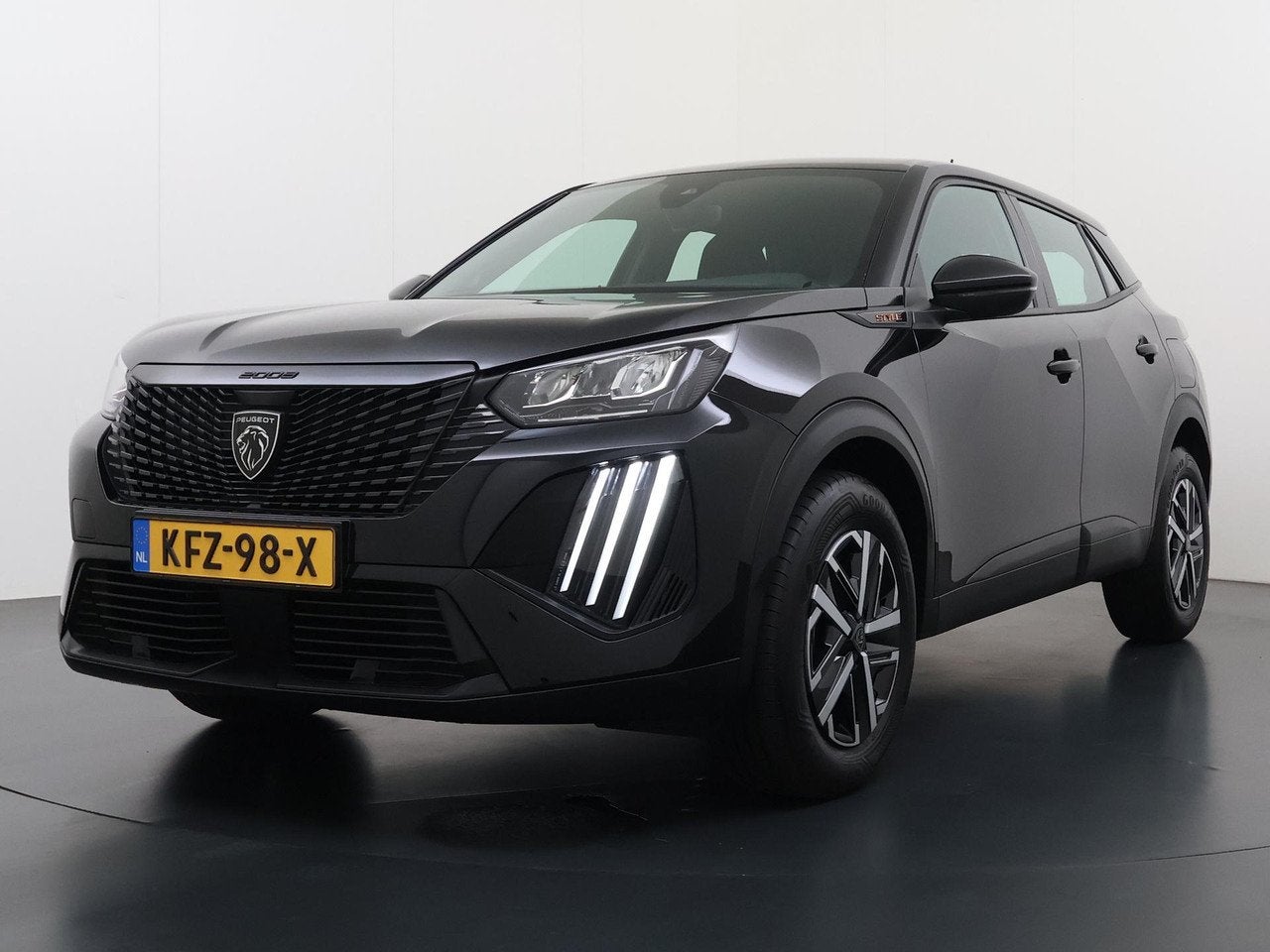 Peugeot 2008 Style 136pk Hybrid Automaat | Navigatie via App, Auto's, Peugeot, Automaat, 145 pk, Gebruikt, 1199 cc
