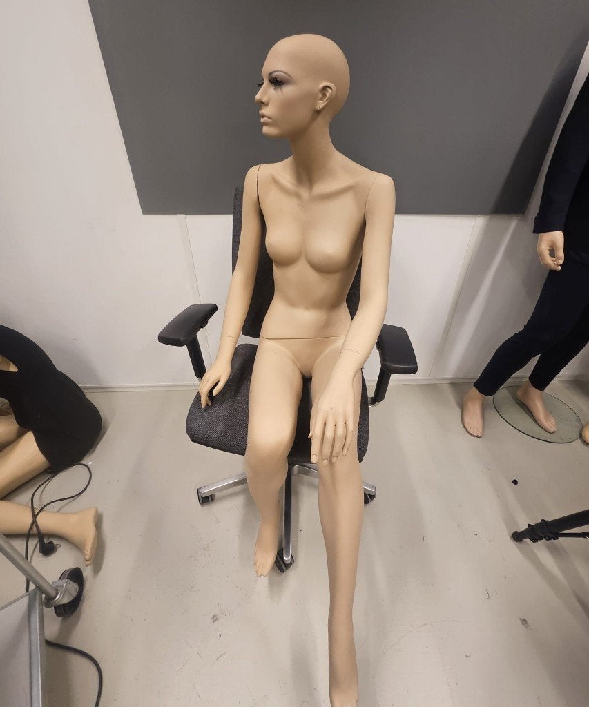 etalage pop zittend, Verzamelen, Poppen, Ophalen, Zo goed als nieuw, Pop
