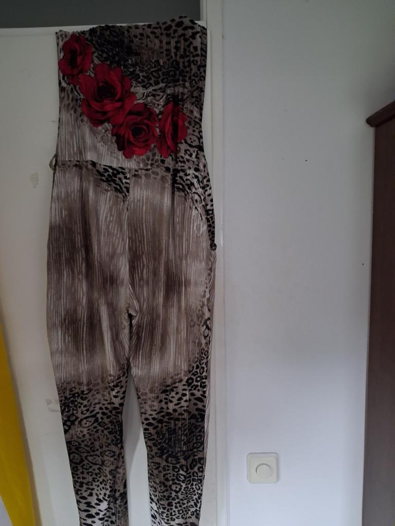 Off shoulder jumpsuit met roos patroon. Maat XL, Kleding | Dames, Jumpsuits, Ophalen of Verzenden, Zo goed als nieuw, Maat 46/48 (XL) of groter