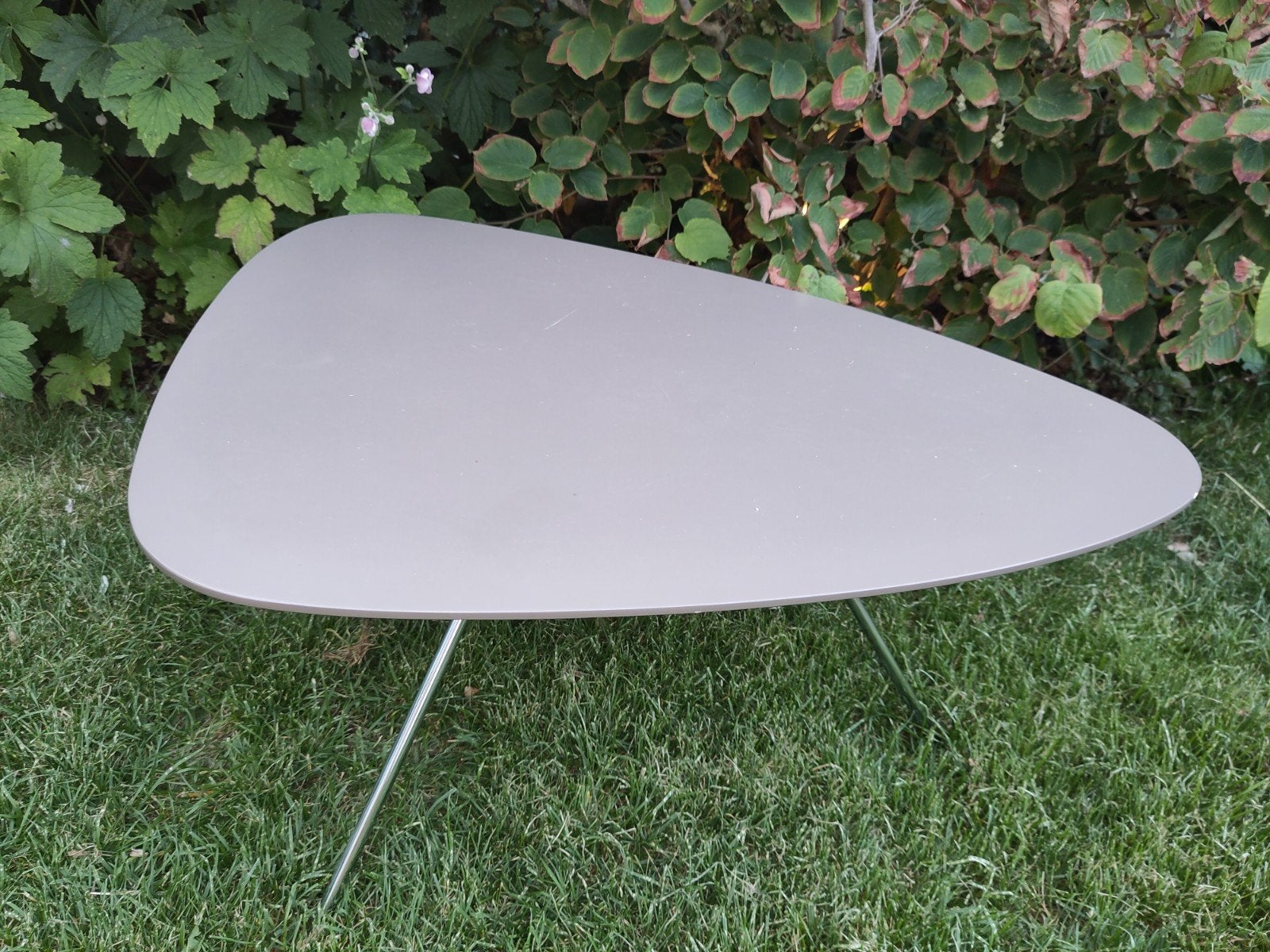 Leolux salontafel, taupe, model Liliom, Ophalen, Gebruikt, 50 tot 100 cm, Overige materialen