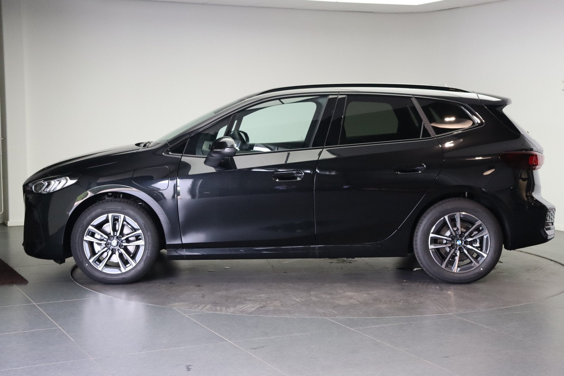 BMW 2 Serie Active Tourer 225e xDrive M Sport Automaat / Tre, Automaat, Dealer onderhouden, 1800 kg, Zwart