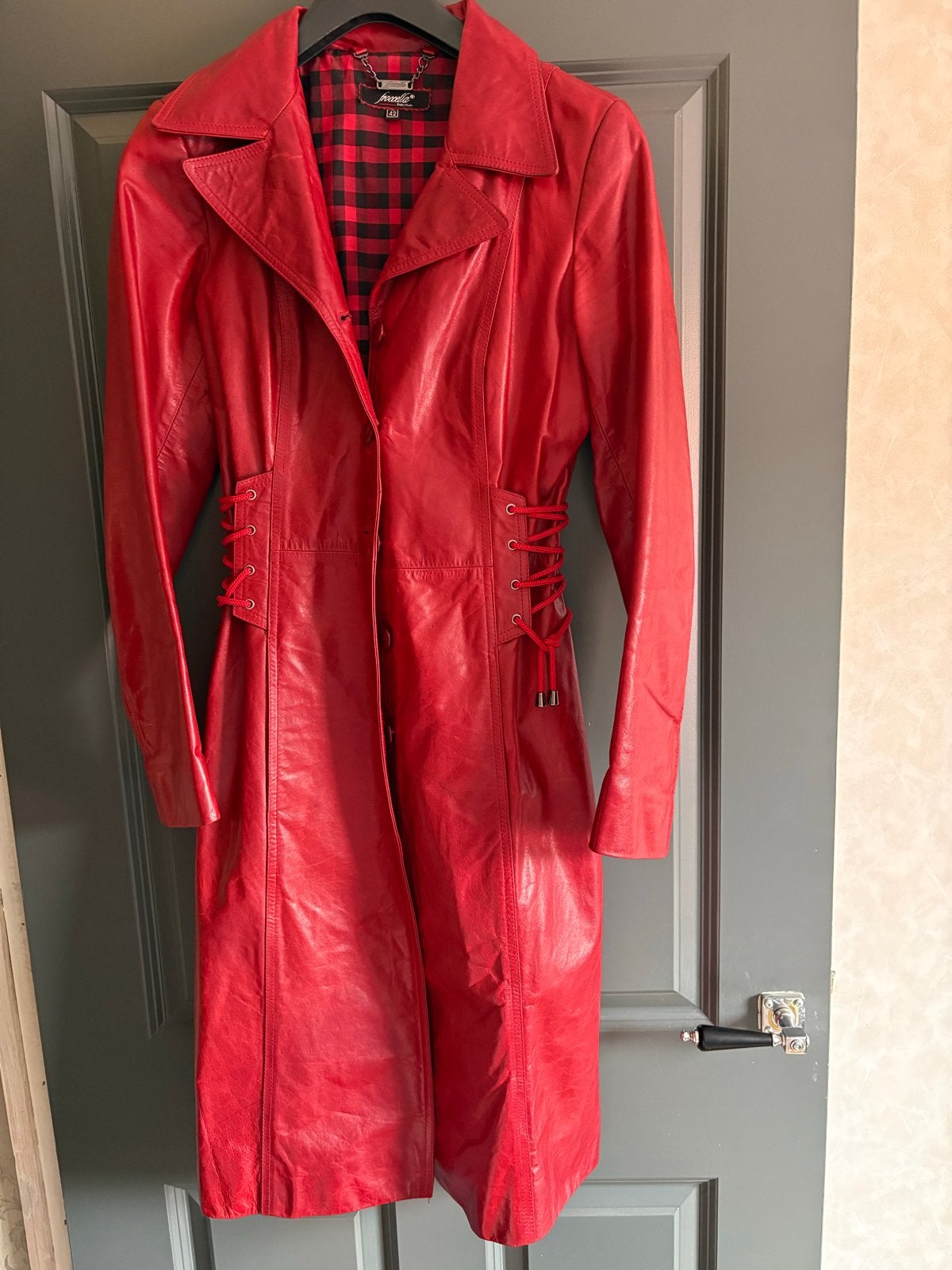 Lange rode leren jas met ruitjesvoering, Ophalen, Zo goed als nieuw, Maat 36 (S), Rood