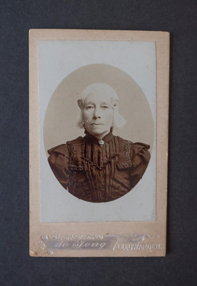 Carte de Visite - Klederacht ( wed. Veenstra )  Leeuwarden, Verzamelen, Gebruikt, Verzenden, Foto, Klederdracht