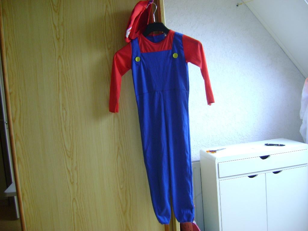 blauw/rood super mario pak met pet mt 110/116, Ophalen of Verzenden, Zo goed als nieuw, 110 t/m 116, Jongen