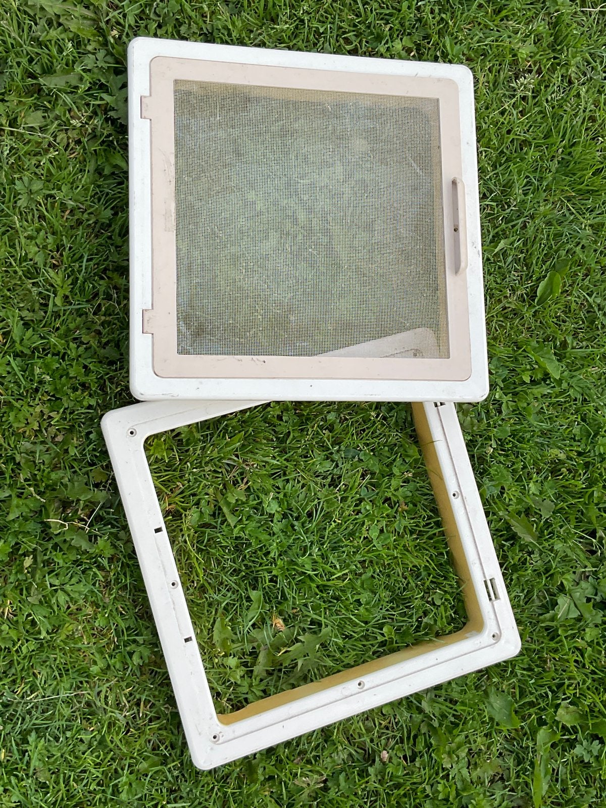 2 kaders en vliegenhor mpk dakluik 28x28 cm, Caravans en Kamperen, Caravan accessoires, Ophalen of Verzenden, Gebruikt