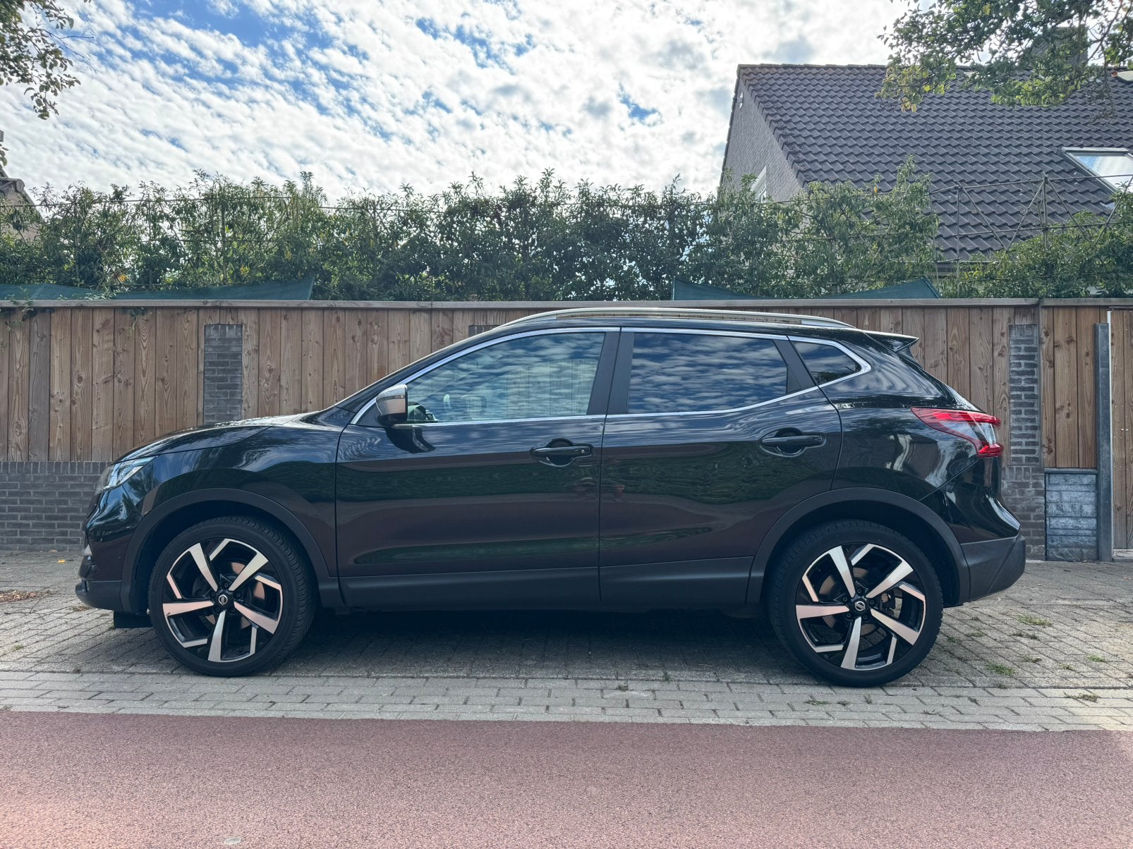 Nissan Qashqai 1.6 Tekna+ Pano|Bose|360cam|Leder|Trekhaak, Voorwielaandrijving, 1618 cc, Zwart, 4 cilinders