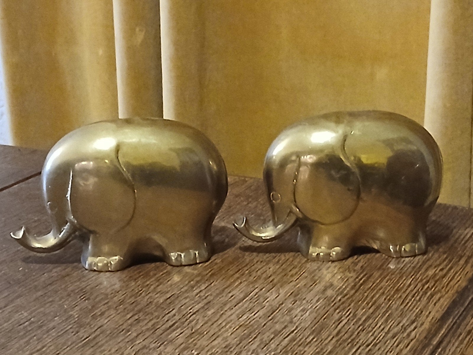 TWEE IDENTIEKE OLIFANTEN.(MESSING)., Ophalen of Verzenden, Zo goed als nieuw, Wild dier, Beeldje of Figuurtje