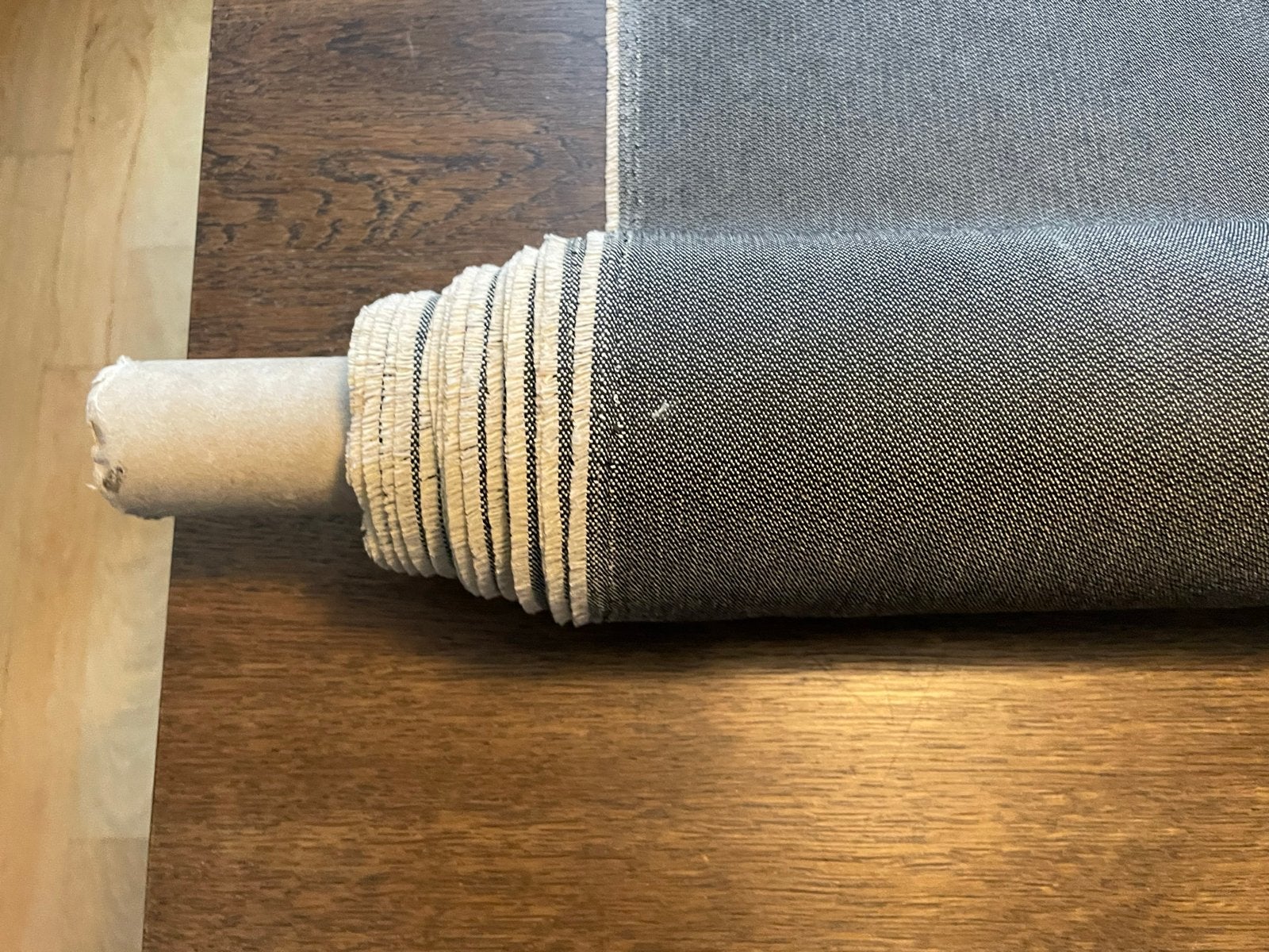 Grijze stof op rol: Kvadrat type Basel 186, Ophalen, Overige materialen, 30 tot 120 cm, Grijs