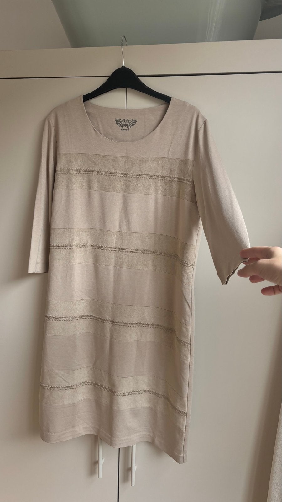 Nieuwe Riani jurk - Maat 40 (M), Maat 38/40 (M), Beige, Nieuw, Ophalen of Verzenden