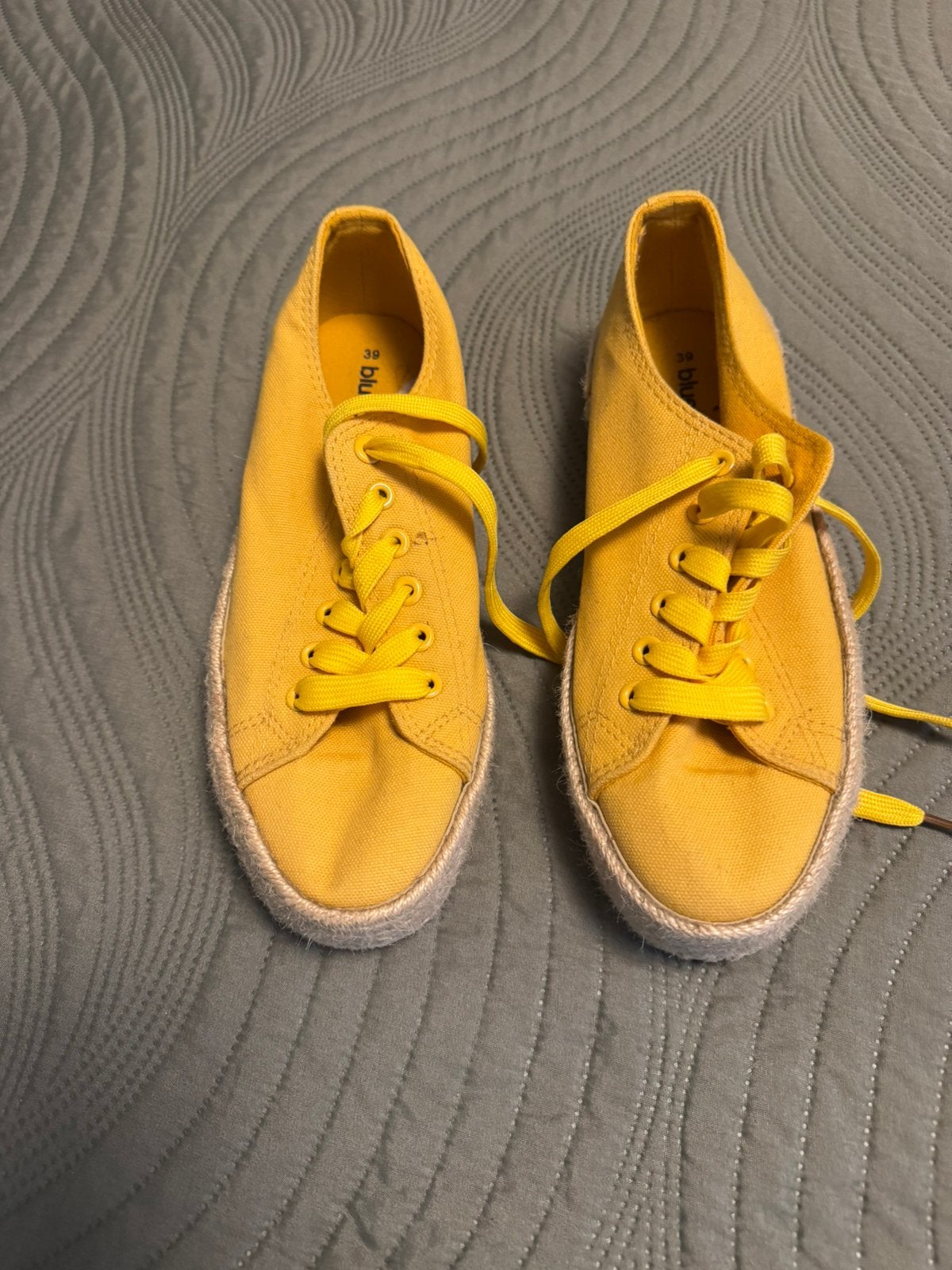 Geel - gympen - maat 39 - Blue Box, Kleding | Dames, Schoenen, Ophalen of Verzenden, Zo goed als nieuw, Geel, Sneakers of Gympen