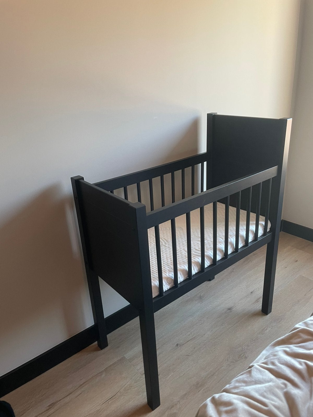 Baby wiegje zwart incl matras, Kinderen en Baby's, Babywiegjes en Ledikanten, Ophalen, Zo goed als nieuw, Wieg