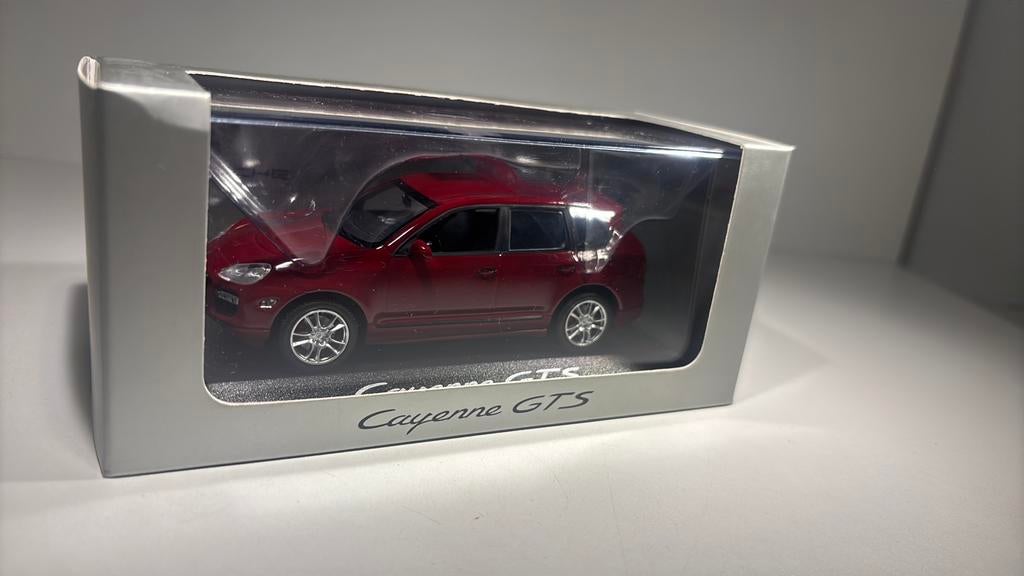 Porsche cayenne gts minichamps 1.43