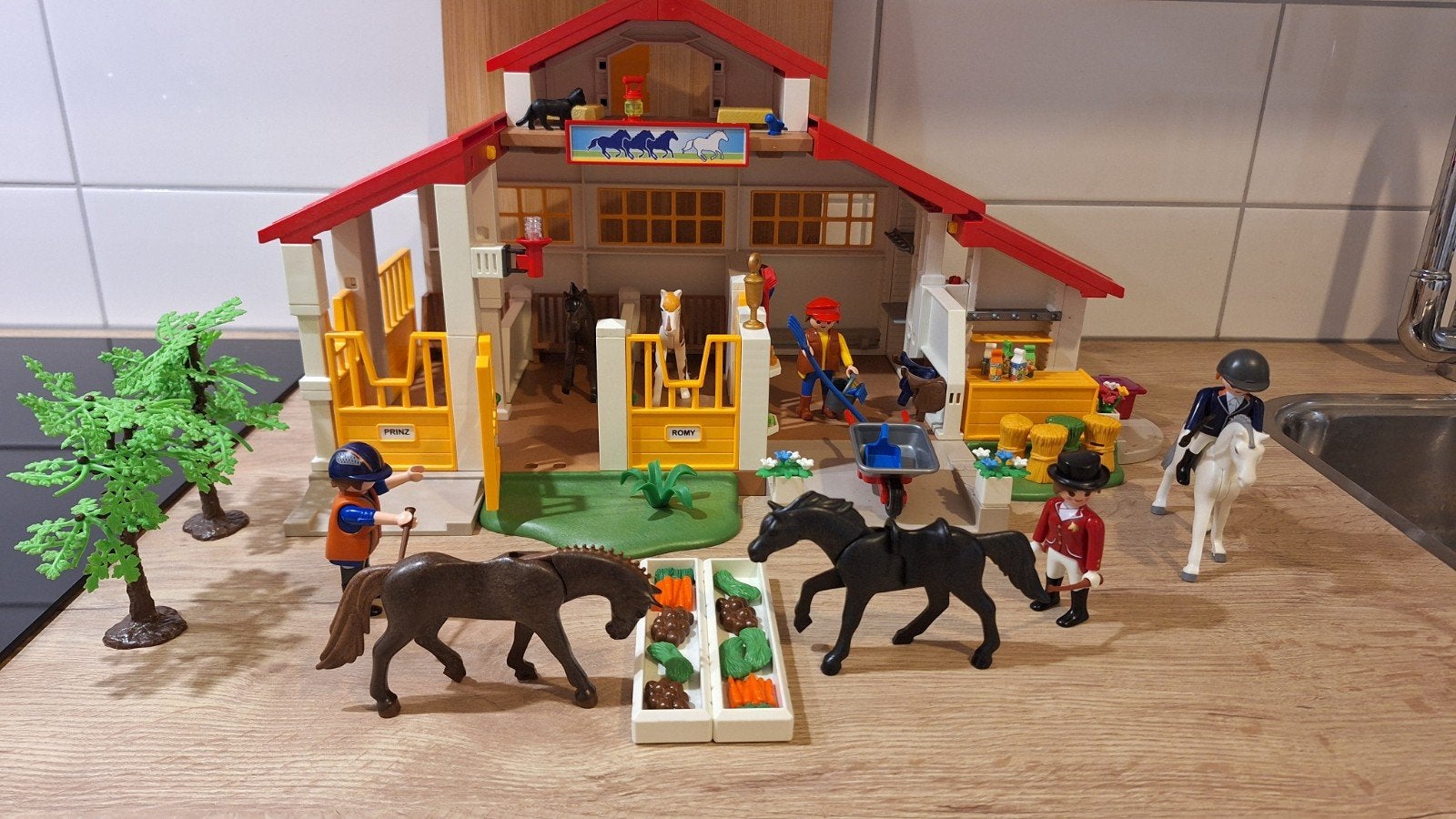 Playmobil Manege met paarden, trailer en veel accessoires, Ophalen, Zo goed als nieuw