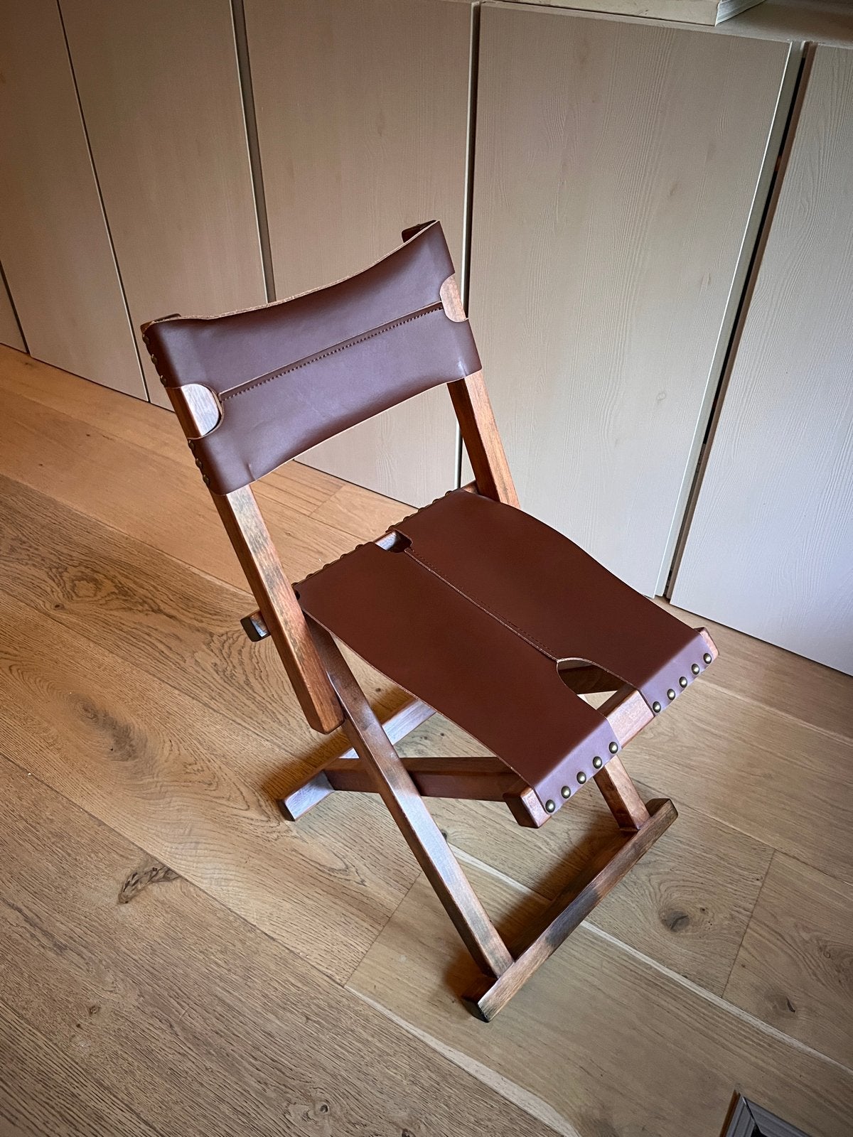 Vintage houten vouwstoel met bruin leren zitting, Ophalen