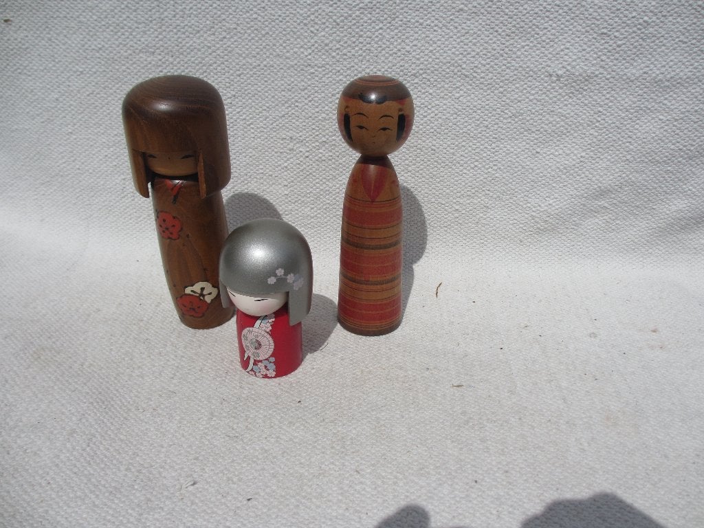 Drie Japanse Kokeshi poppen van hout, Handgemaakt, Overige typen, Ophalen of Verzenden, Meerkleurig