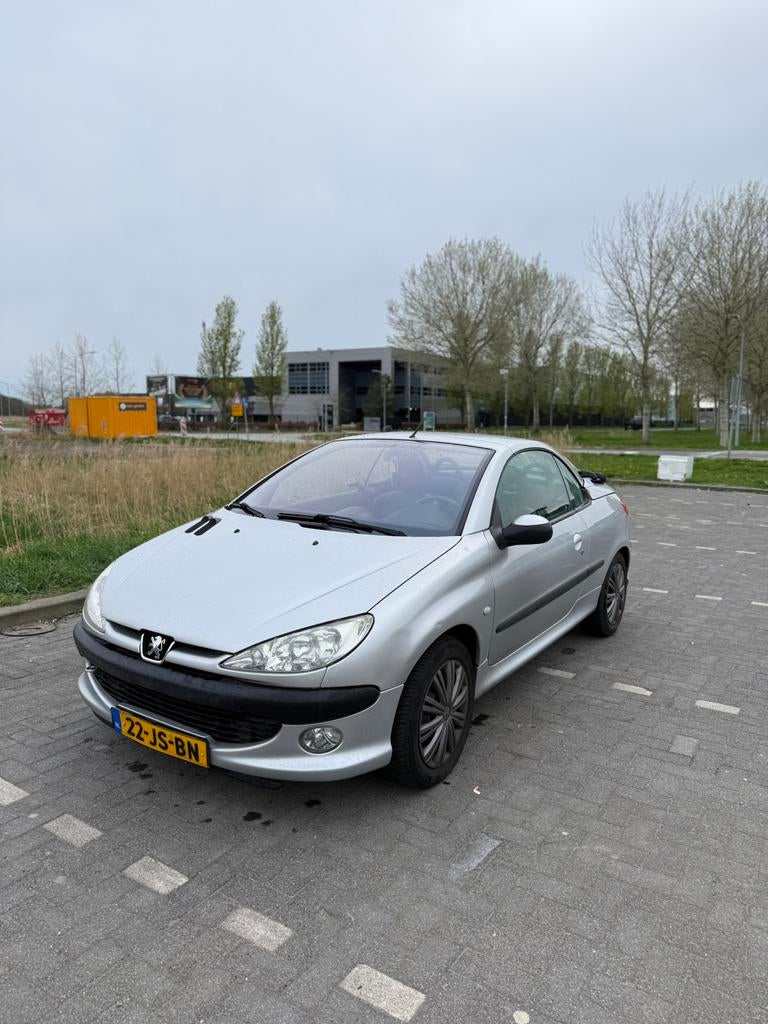 Peugeot 206cc 1.6 nieuwe apk!! Automaat, Auto's, Zwart, 4 cilinders, Cabriolet, 4 stoelen