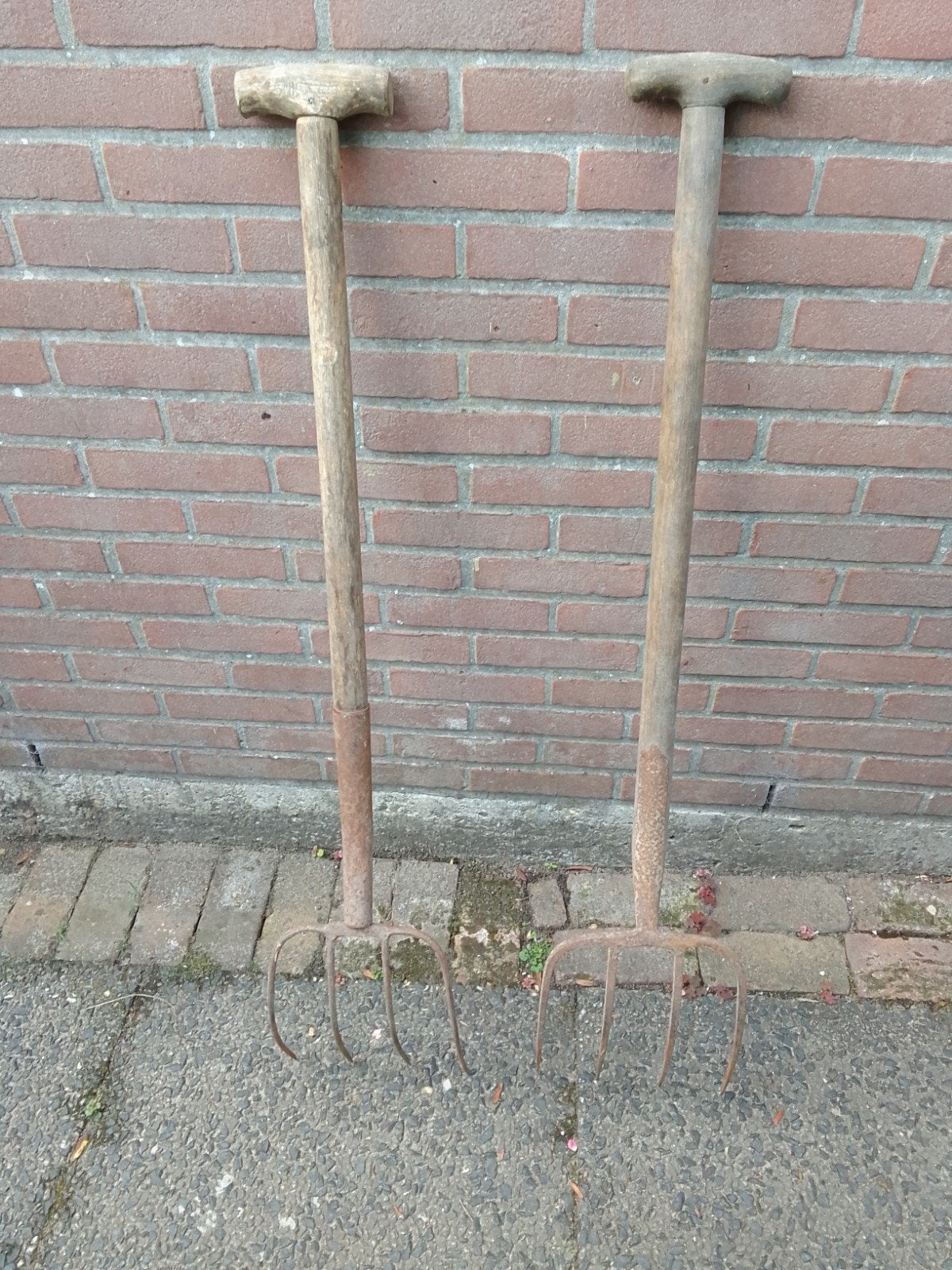 2 hooivorken, Ophalen