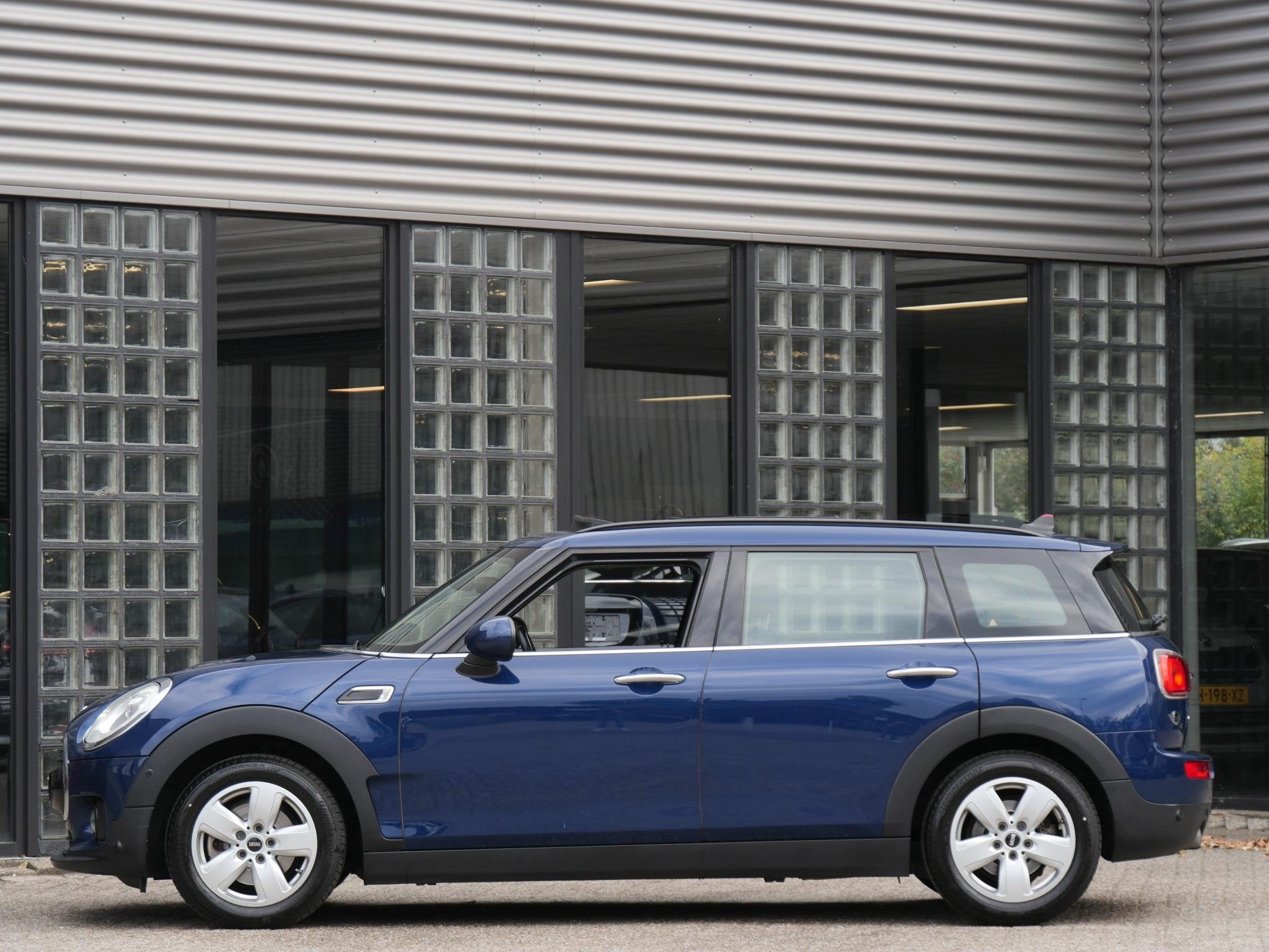 MINI Clubman 1.5 COOPER/ PANORAMADAK/ PDC V+A/ AFN. TREKHAAK, Voorwielaandrijving, Gebruikt, Blauw, Parkeersensor