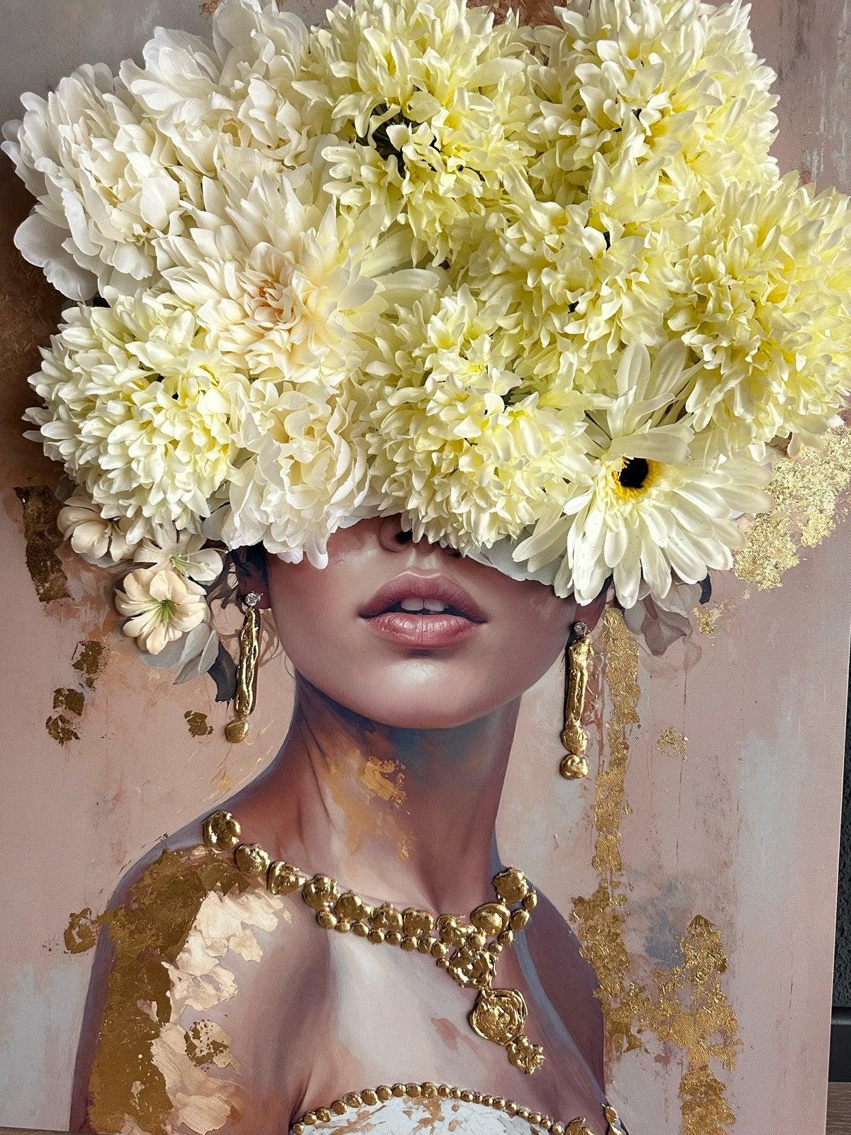 Schilderij Vrouw met Bloemen en Gouden Details, Doek, Portret of Personen, Realistisch, Ophalen of Verzenden