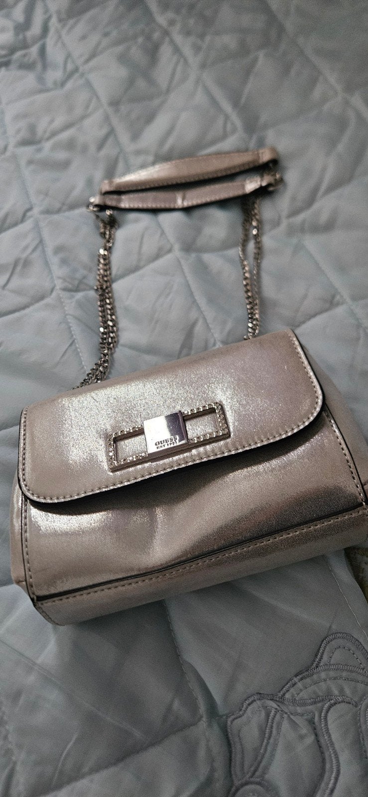 Guess schoudertasje zilverkleurig, Sieraden, Tassen en Uiterlijk, Tassen | Damestassen, Ophalen of Verzenden, Zo goed als nieuw