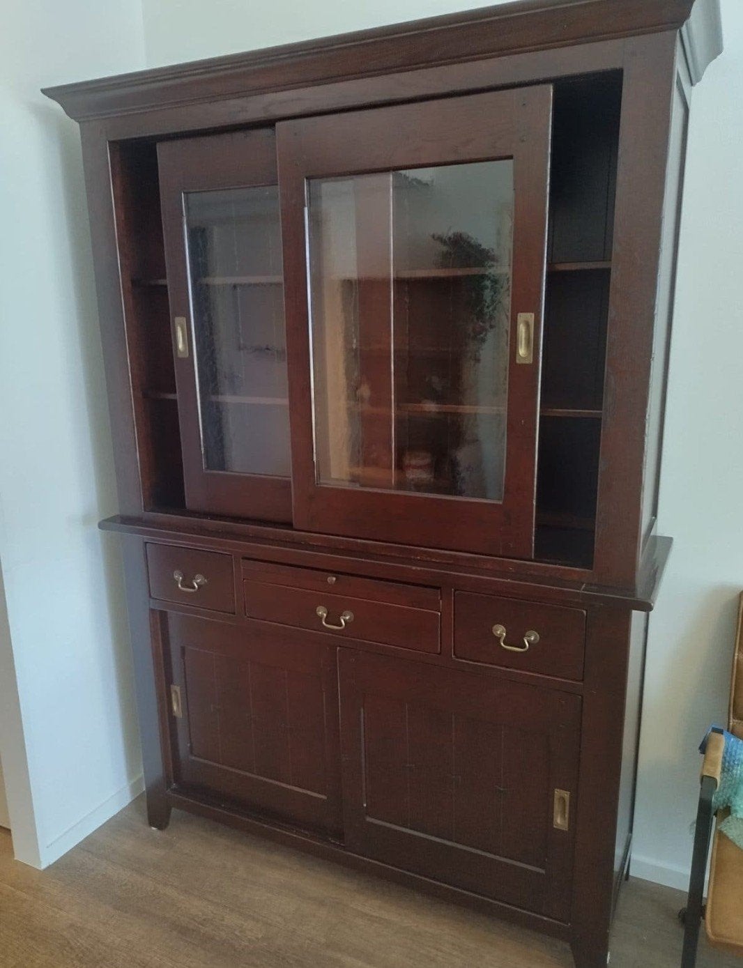 Mooie houten vitrinekast met schuifdeuren en lades, Ophalen, Gebruikt, 100 tot 150 cm, Met lade(s)
