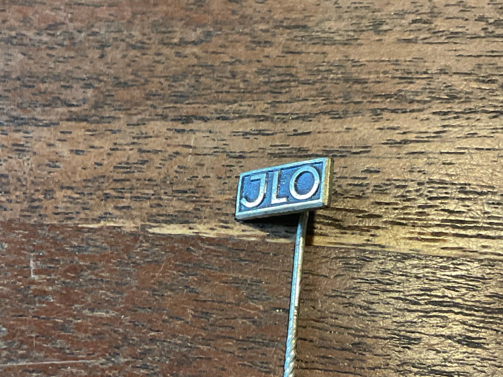 Vintage Speldje JLO - Uniek verzamelobject, Verzamelen, Ophalen of Verzenden, Gebruikt, Merk, Speldje of Pin