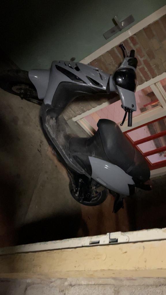 Zip 2t 50cc zonder 123, Fietsen en Brommers, Ophalen, Zo goed als nieuw, Tweetakt, Zip