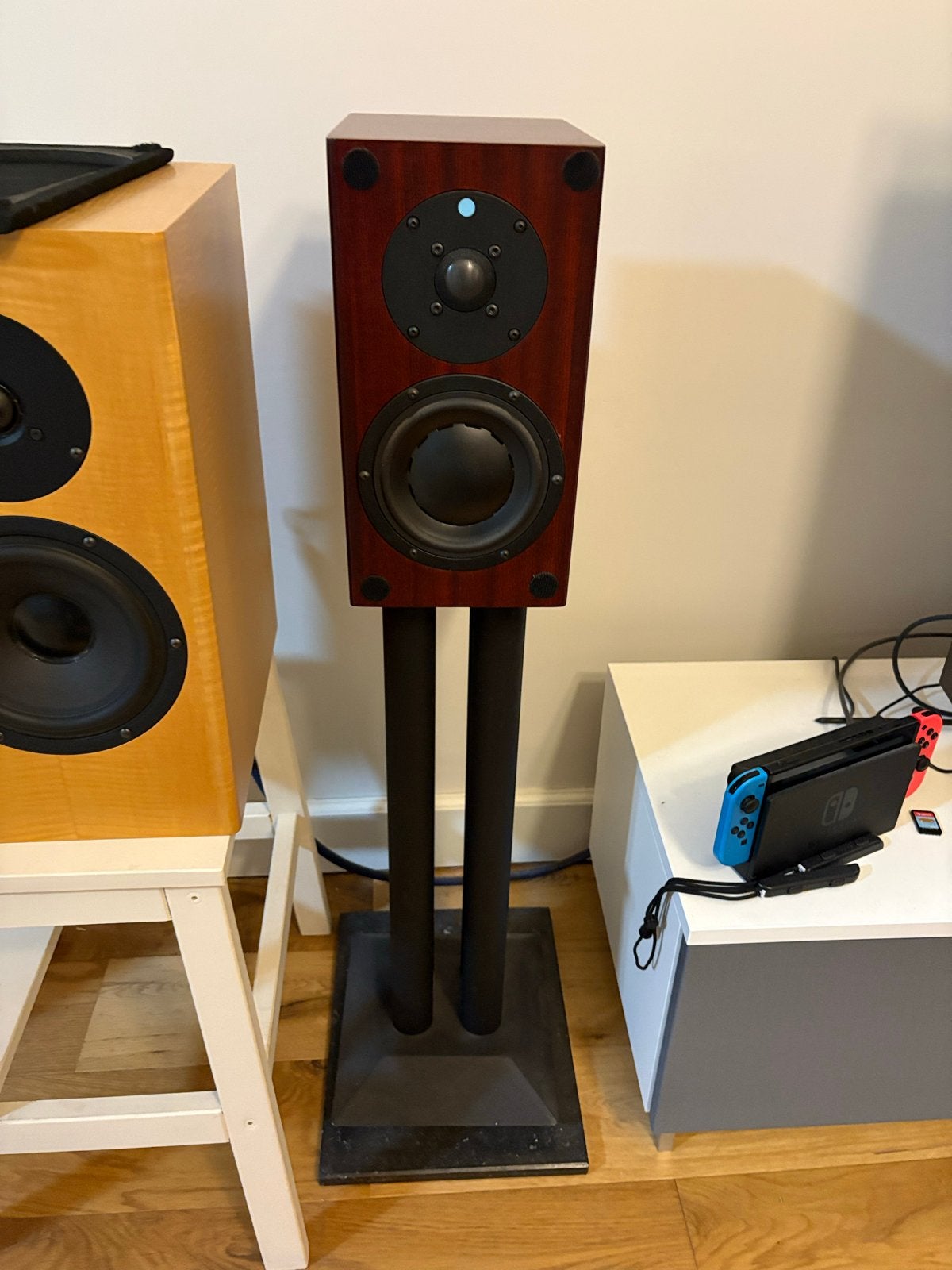 Totem Model one biwire, Zo goed als nieuw, 60 tot 120 watt, Geschikt voor surround/home cinema, Boekenplank luidspreker