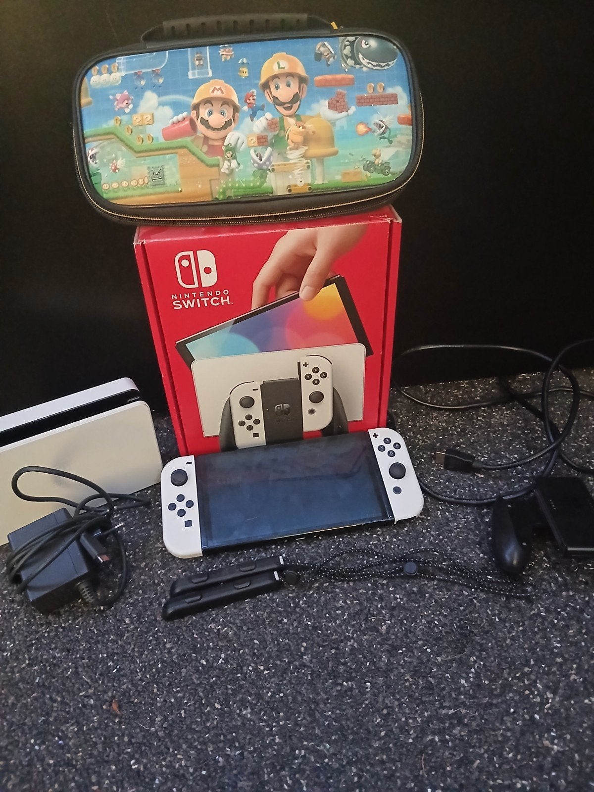 Nintendo Switch OLED met accessoires en Mario Maker hoes