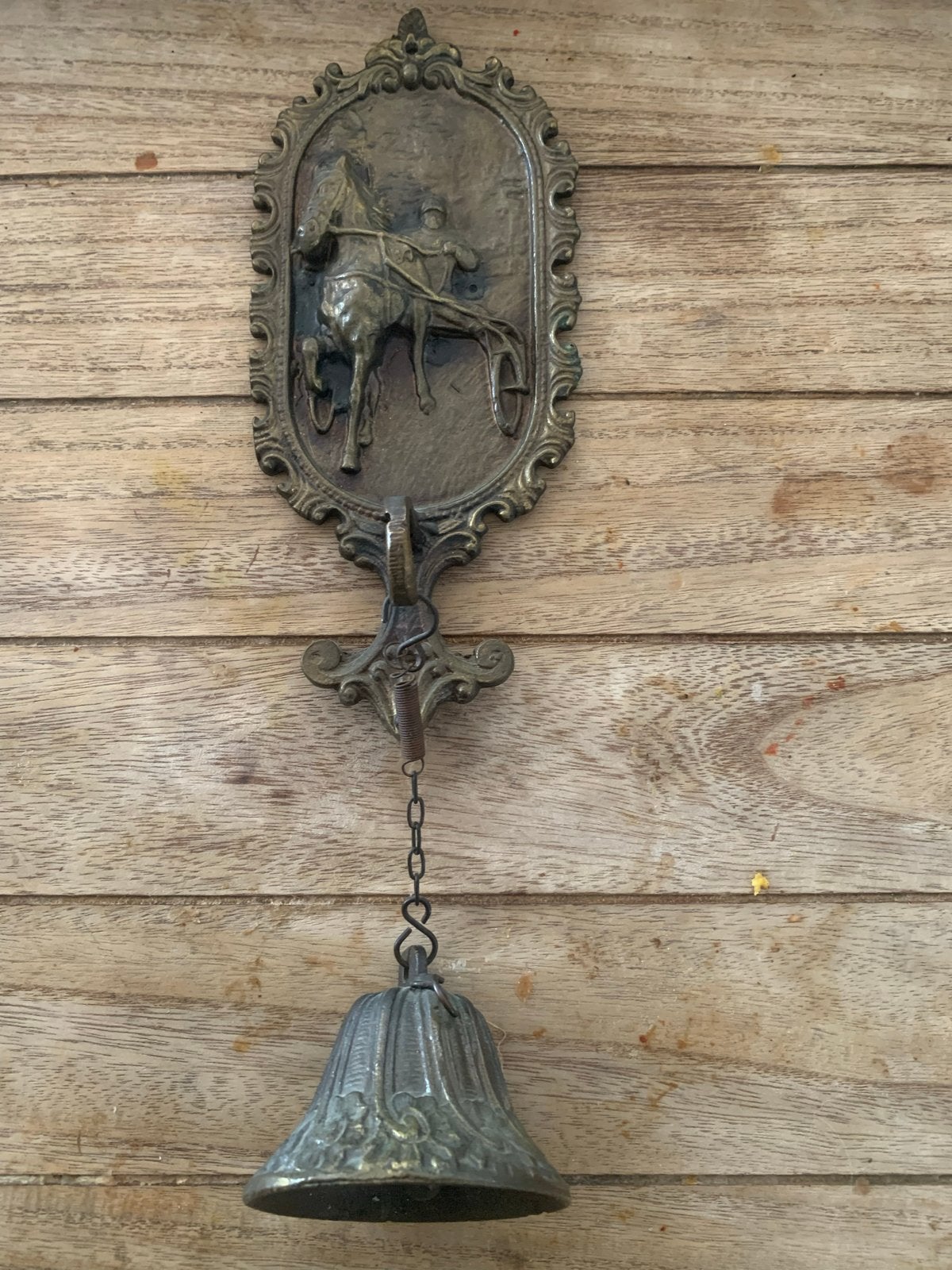 Antieke bronzen deurbel met paard en wagen reliëf, Ophalen