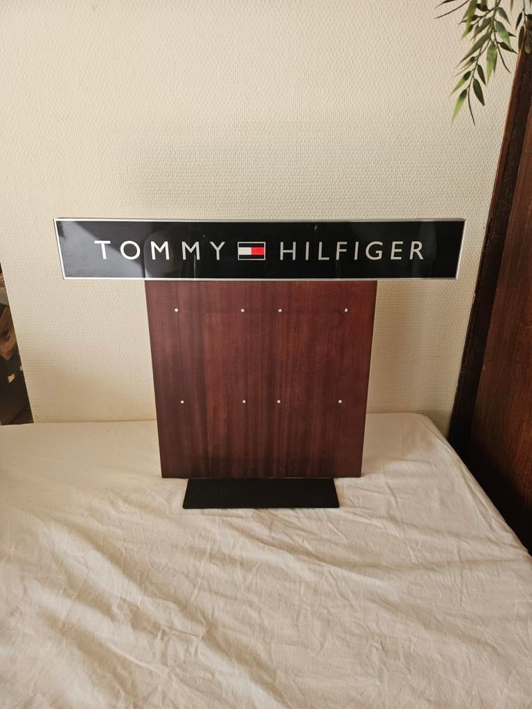 Tommy Hilfiger Reclamebord 53x40 cm, Verzamelen, Merken en Reclamevoorwerpen, Ophalen of Verzenden, Gebruikt, Reclamebord