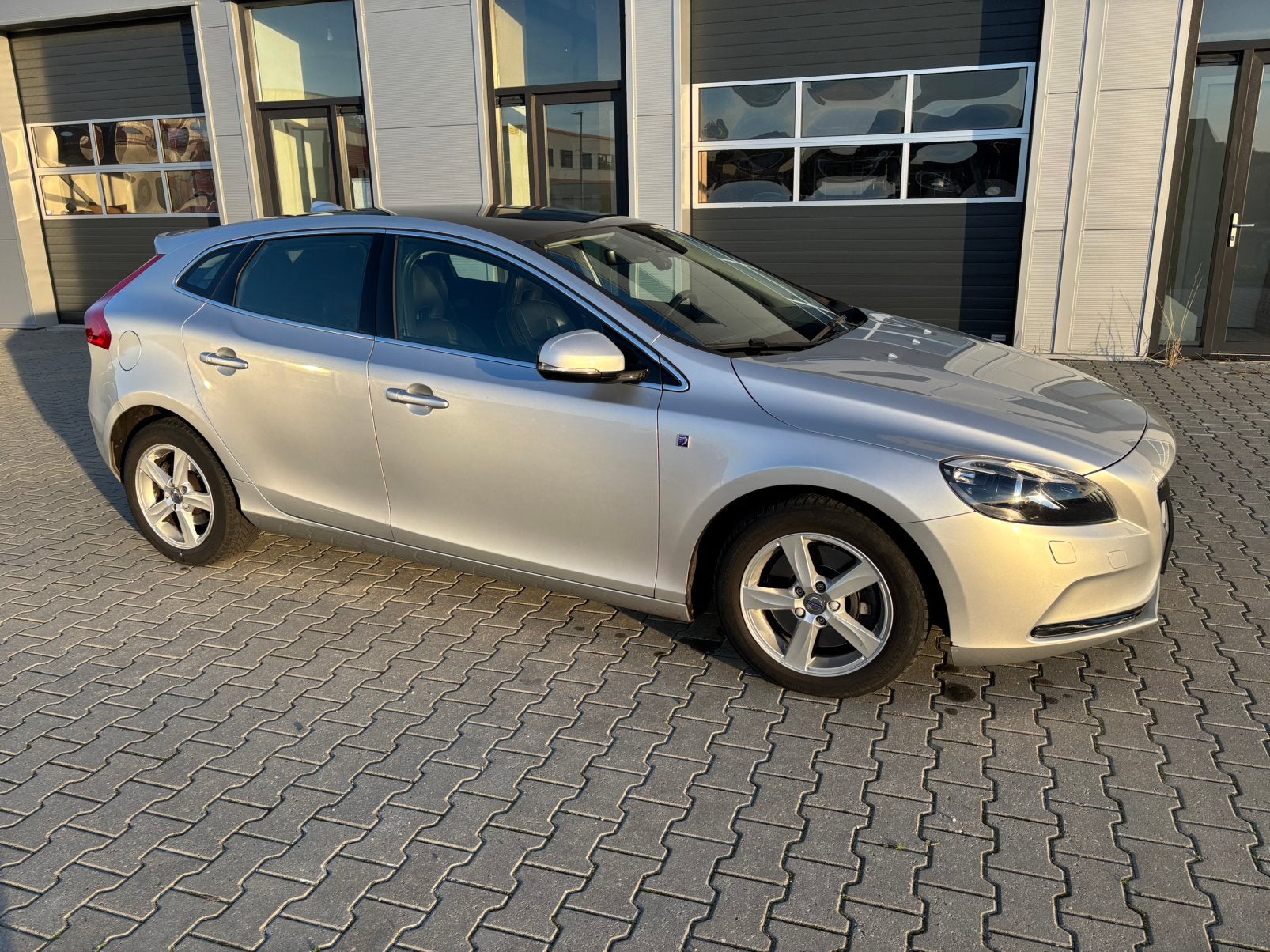 Volvo V40 D4 2.0 140KW/190PK Aut-8 2015 Grijs APK 27-10-2027, Auto's, Dealer onderhouden, Verwarmde buitenspiegels, Diesel, Particulier