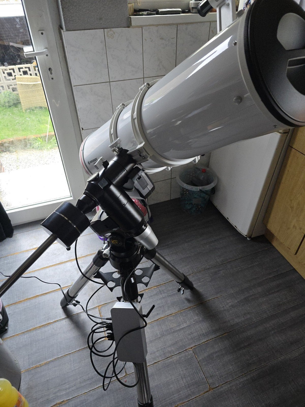 Bresser Messier NT203/1200 op Exos 2 pmc8 GOTO telescoop set, 200 mm of meer, Met statief, Zo goed als nieuw, Spiegeltelescoop (reflector)