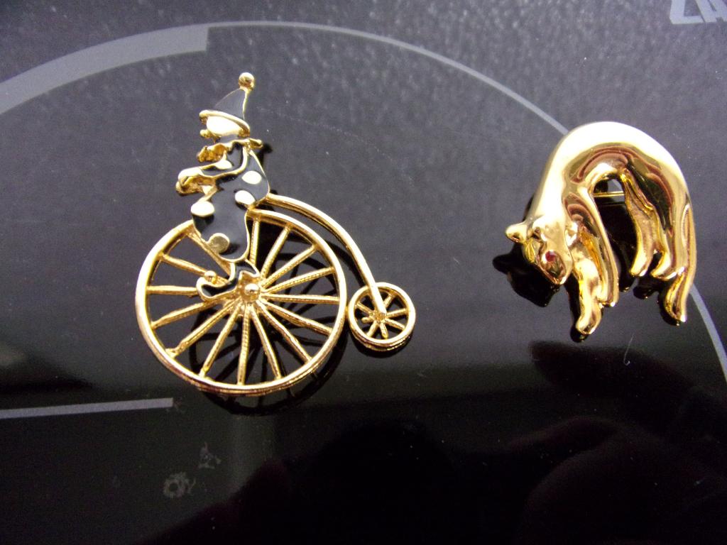 broche clown en tijger goudkleurig, Ophalen of Verzenden, Zo goed als nieuw, Goud, Overige materialen