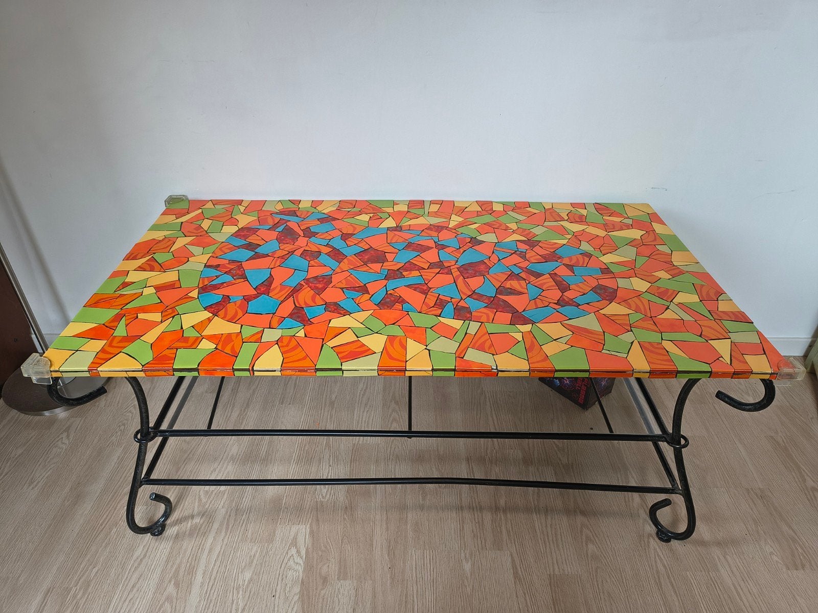 Unieke mozaïek salontafel met smeedijzeren onderstel, Ophalen, Gebruikt, 100 tot 150 cm, Mozaïek, Artistiek, Smeedijzer