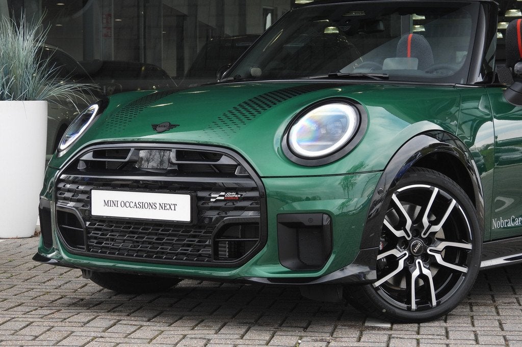 MINI Cabrio Cooper C Automaat / Pakket XL / JCW / 18" JCW La, 1998 cc, 15 km/l, 4 stoelen, Leder en Stof