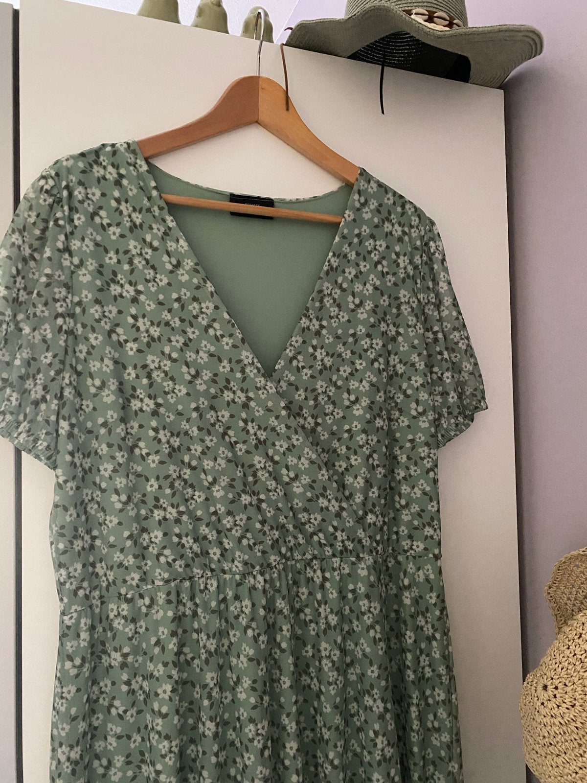 Jurk met bloemenprint - Yessica, Kleding | Dames, Maat 42/44 (L), Ophalen of Verzenden, Zo goed als nieuw, Onder de knie
