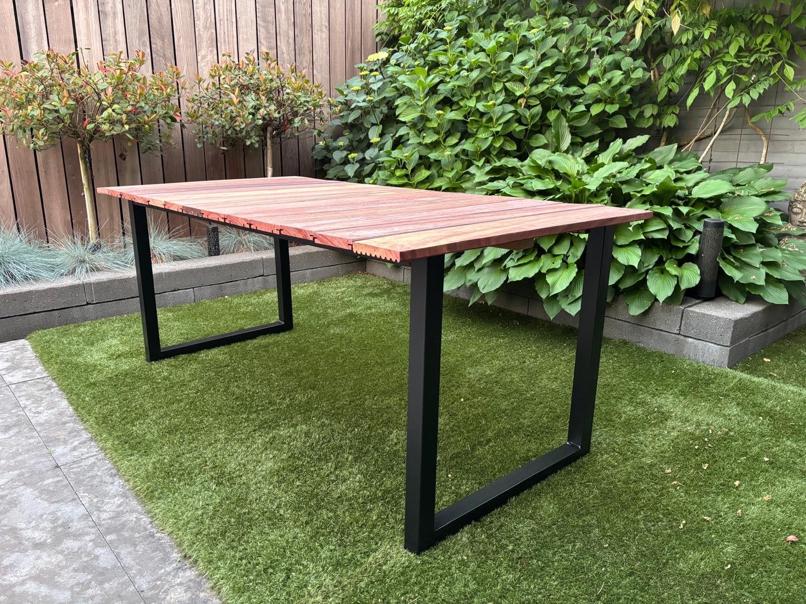 tuintafel met hard houten blad en metalen onderstel, Ophalen, Zo goed als nieuw, Rechthoekig, Hout