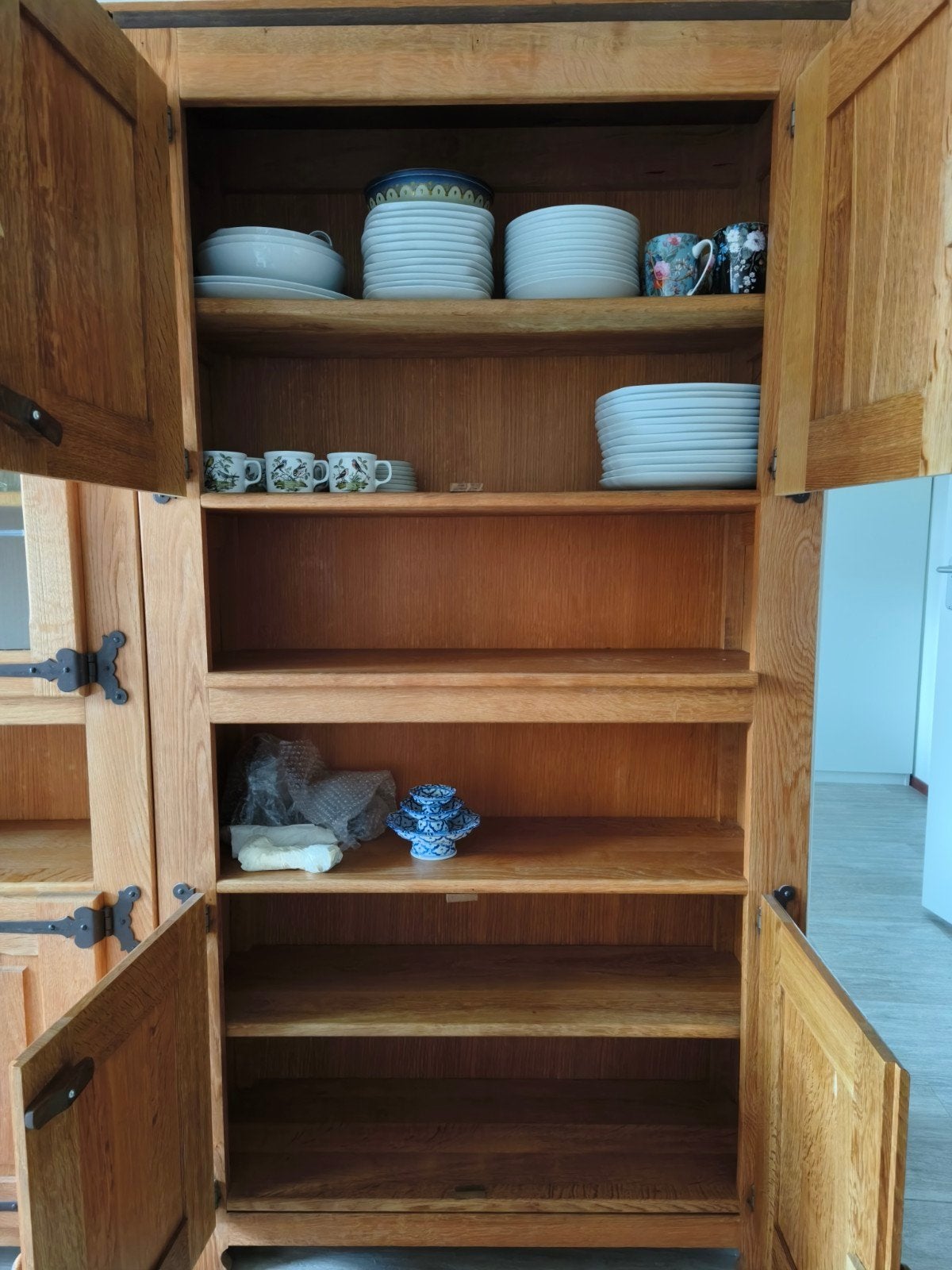 Foto 3 van Eikenhouten servieskast