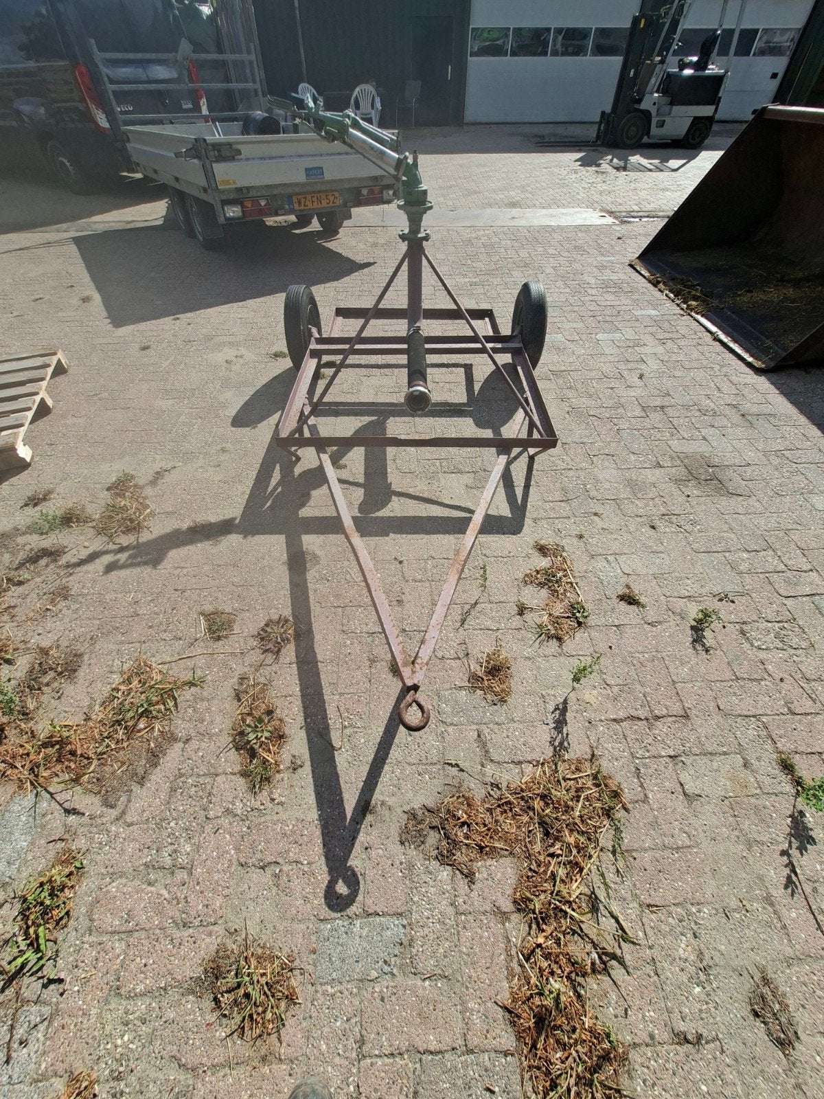 grote sproeier   plus buizen en sproeiers voor het beregenen