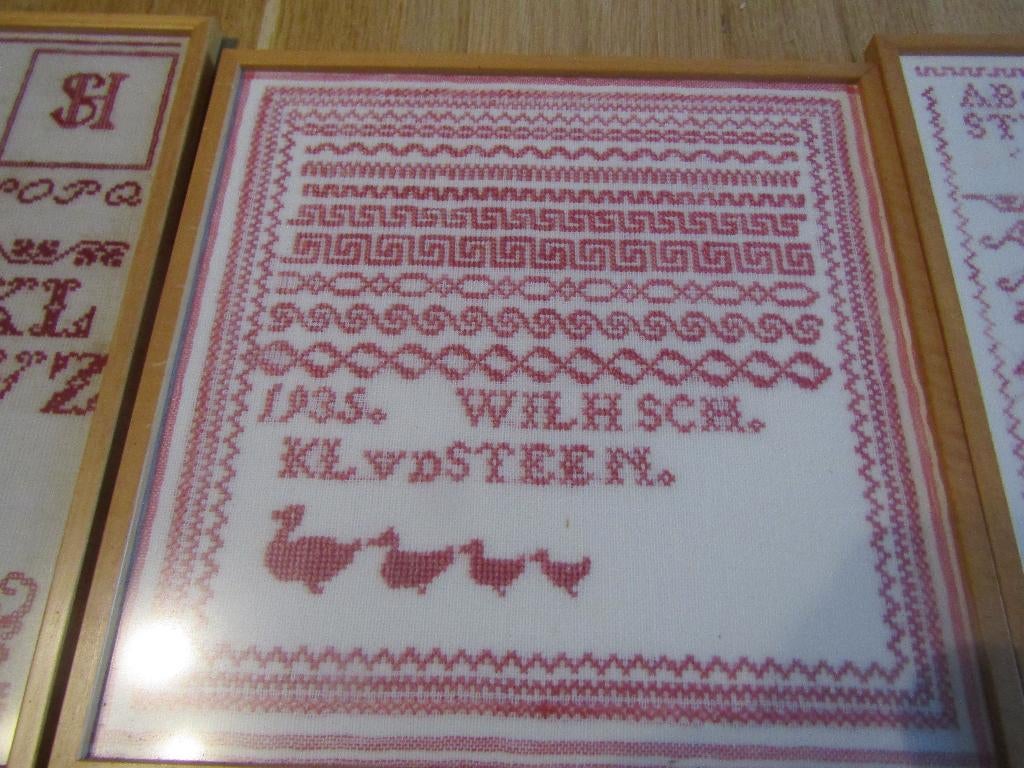 3 ingelijste merklappen gedateerd, Ophalen of Verzenden, Zo goed als nieuw, Handborduren, Onderdeel of Toebehoren