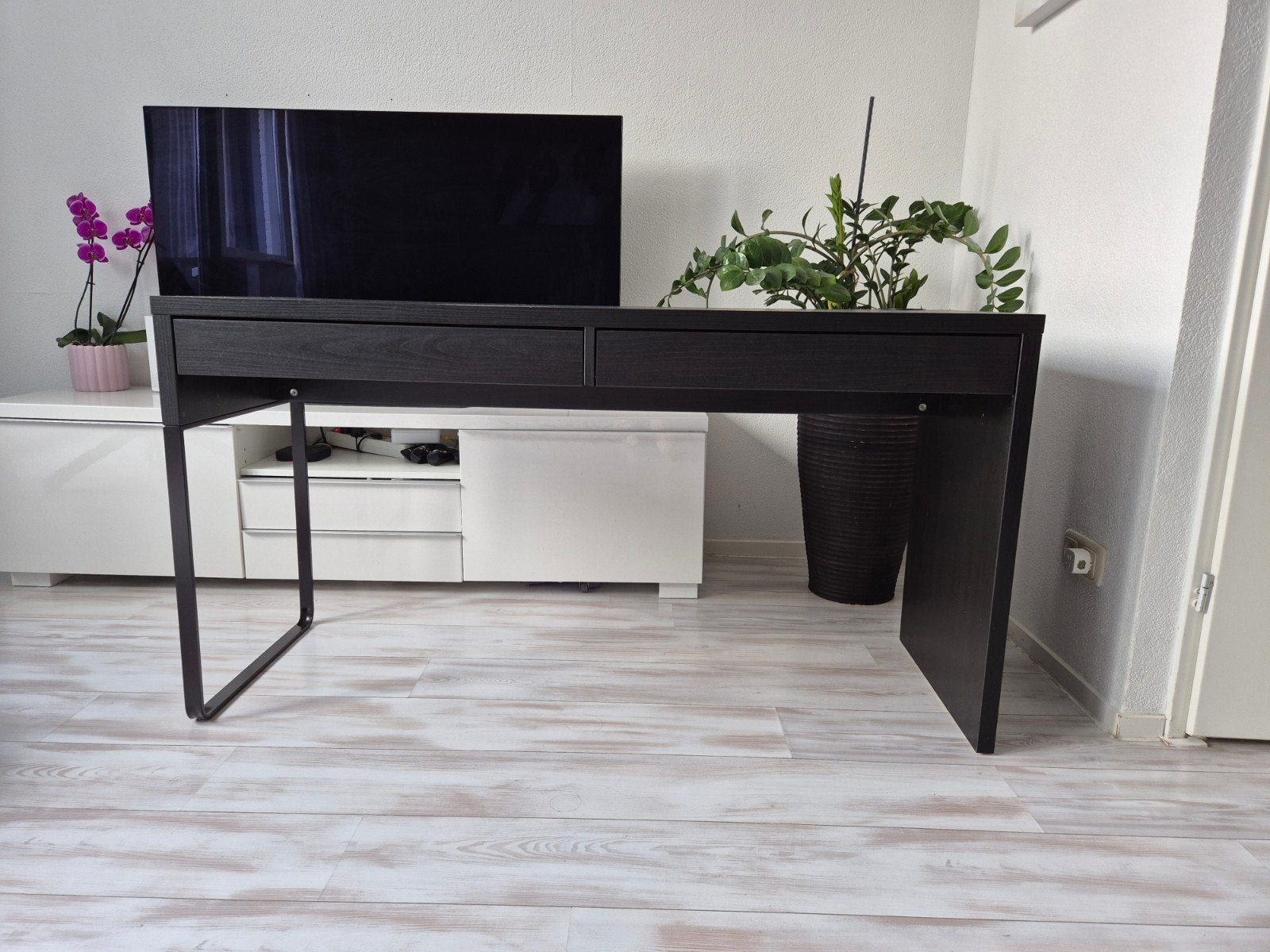 IKEA MICKE bureau  zwartbruin,afmetingen van 142x50 te koop, Ophalen, Gebruikt