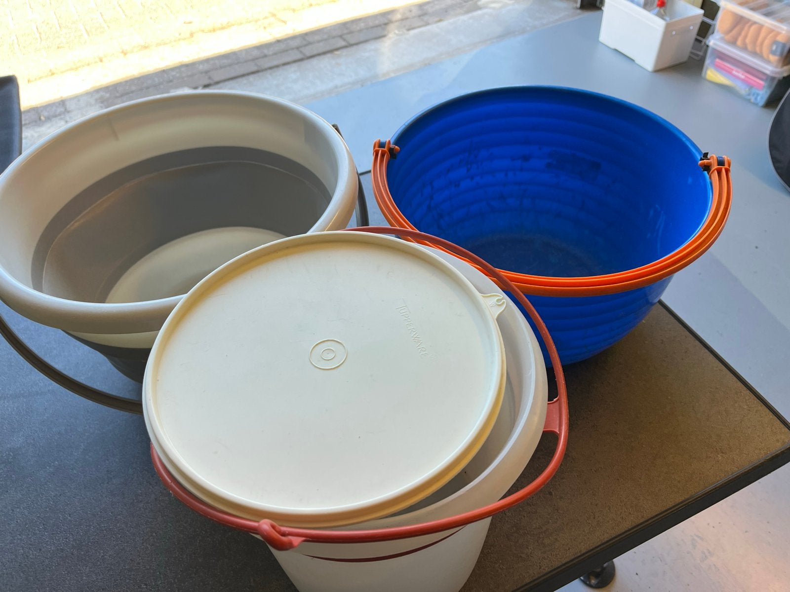 Set van 3 emmers: 2x kunststof, 1x opvouwbaar, Ophalen, Gebruikt, Meerkleurig, Kunststof