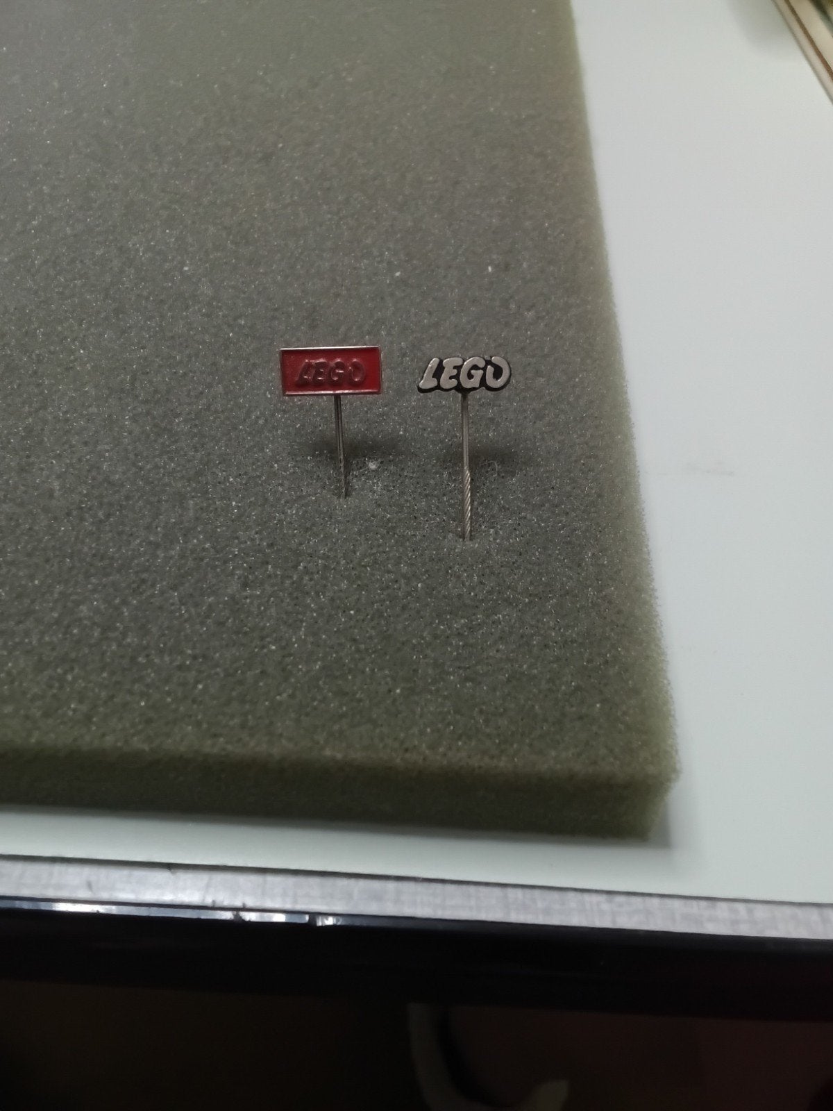 2 verschillende metalen speldjes van ""LEGO"", Ophalen of Verzenden, Overige onderwerpen