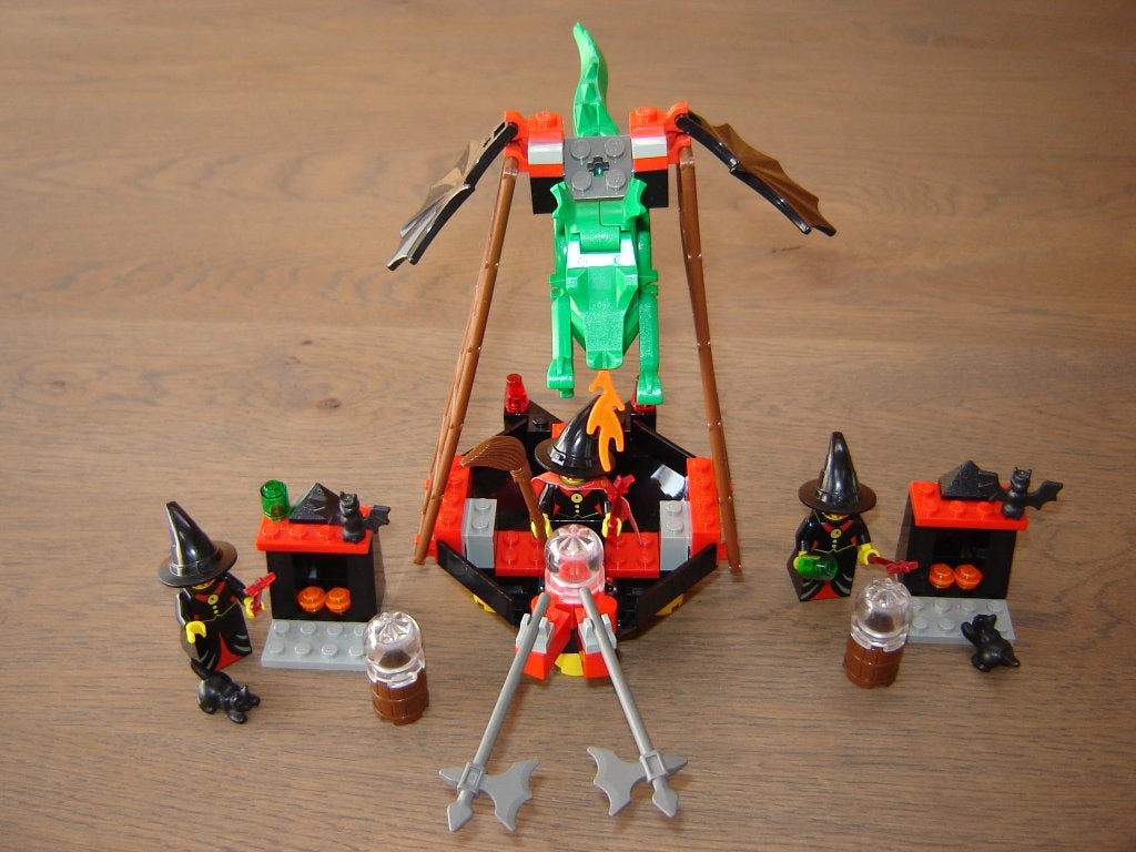 LEGO LEGOLAND WITCH WINDSHIP, WITCH AND FIRE PLACE 6037-2872, Kinderen en Baby's, Lego, Ophalen of Verzenden, Zo goed als nieuw