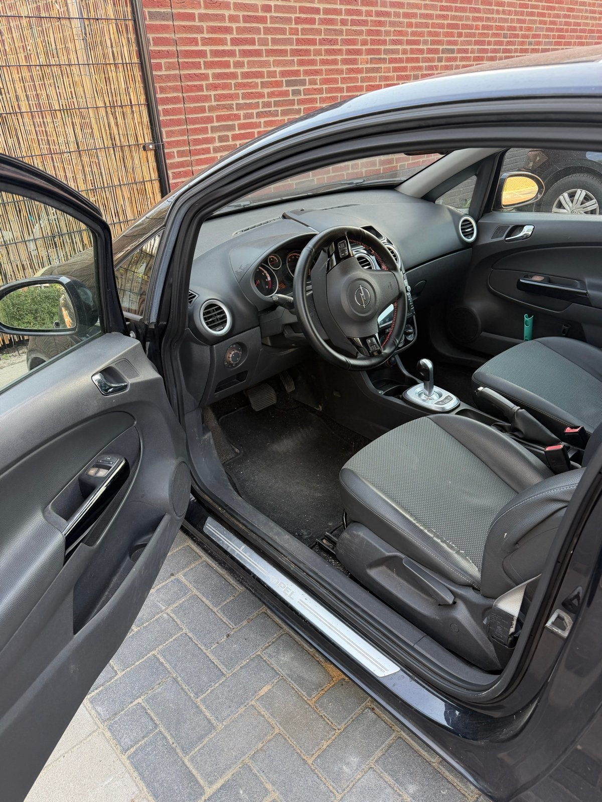 Foto 5 van Opel Corsa 1.2 16V 3D Easytronic 2008 Zwart MET CAMERA!