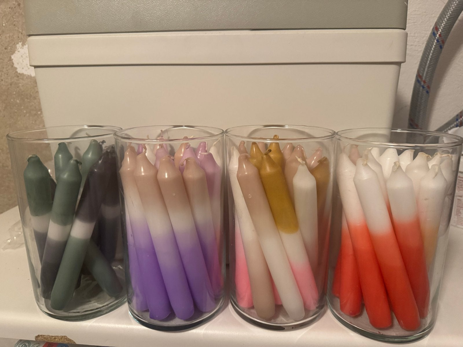 Diverse gekleurde dinerkaarsen in glazen houders, Meerkleurig, Ophalen of Verzenden, Kaars, Was